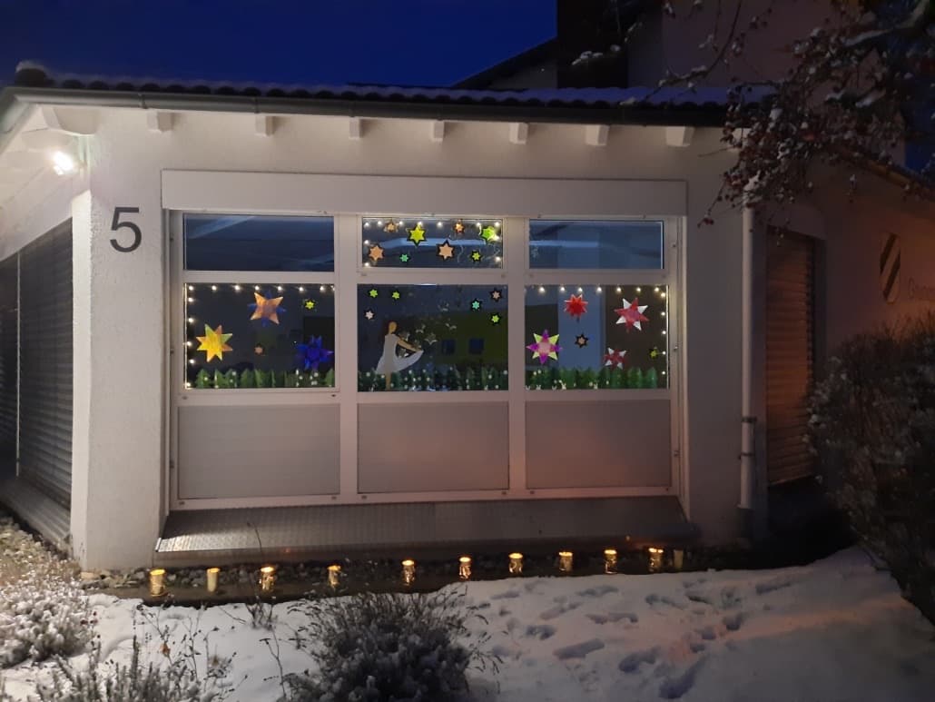 Geschmücktes Fenster der Schule Neuweiler im Schnee