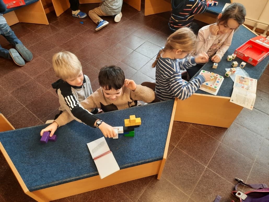 Kinder bauen im Klassenzimmer mit Holzklötzen