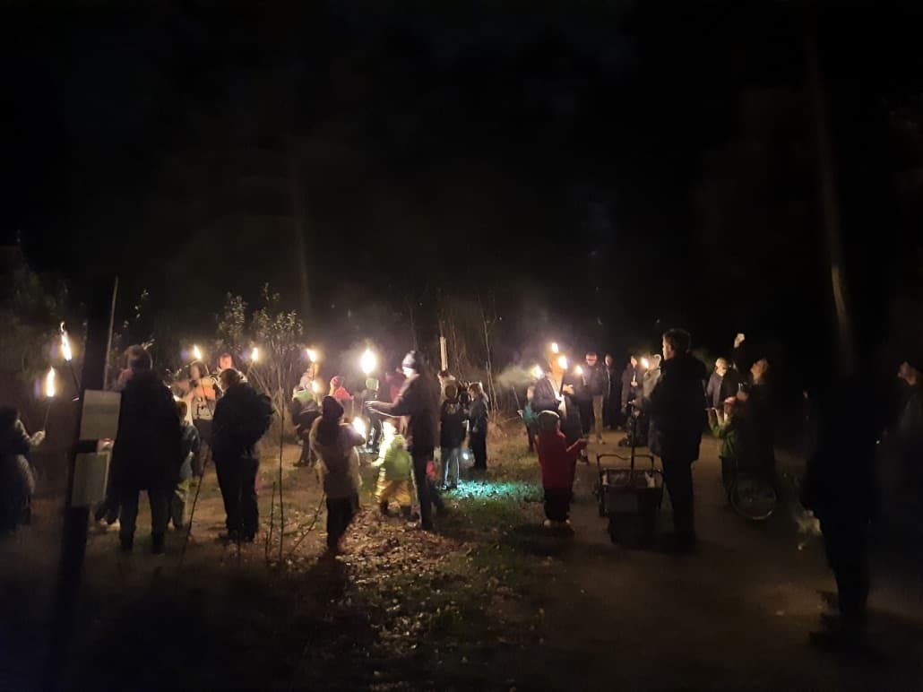 Fackellauf der Schule Neuweiler in der Dämmerung