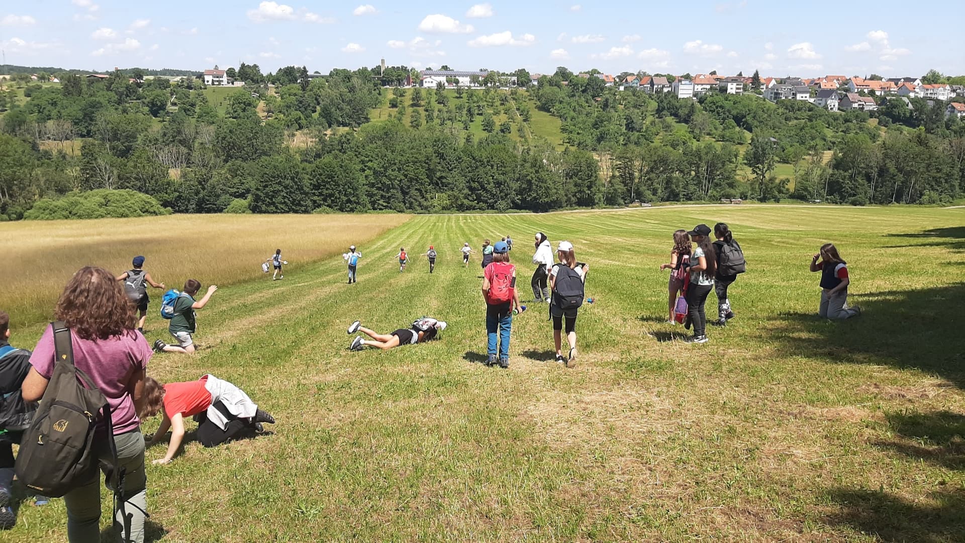 Schulklasse auf einer Wiese am Ortsrand, im Hintergrund Weil im Schönbuch