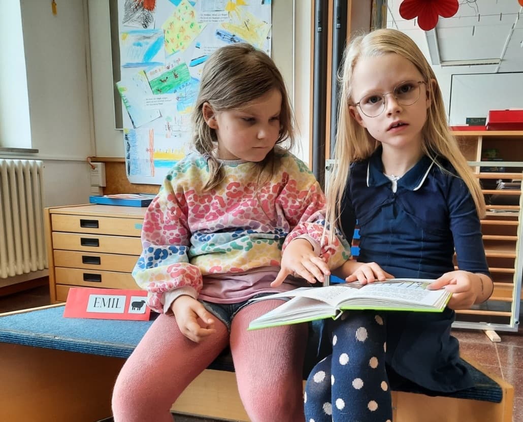 Zwei Mädchen lesen gemeinsam ein Buch