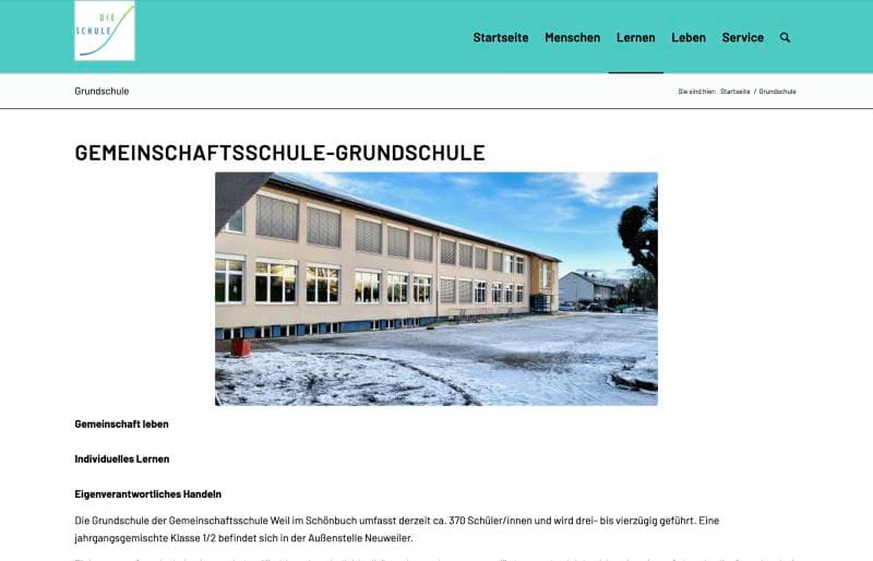 Die bisherige Seite der Grundschule mit türkisem Kopf und Foto des Schulhauses